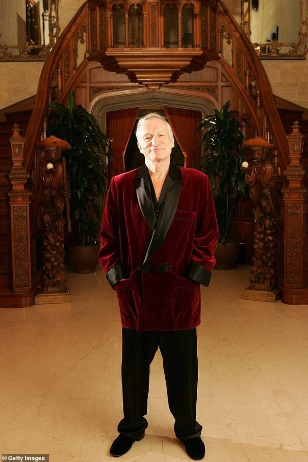 Phục trang gắn liền với hình ảnh “ông trùm Playboy”... giá rẻ không ngờ - 3
Hình ảnh của “ông trùm Playboy” thường gắn liền với chiếc áo khoác mặc nhà màu đỏ và bộ đồ mặc nhà màu đen, có thể may bằng lụa hoặc nhung.
