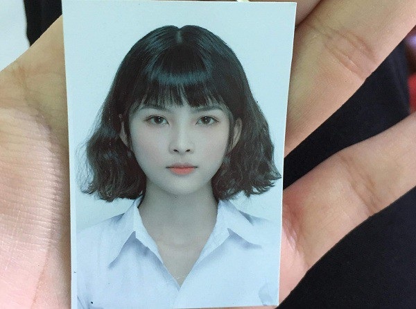 Hình ảnh này chính là một cô nàng hot girl ảnh thẻ từ thành phố Đà Nẵng, mang trong mình vẻ đẹp tựa như một thiên thần, với nụ cười rực rỡ và nét đẹp không thể cưỡng lại.
