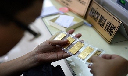 Giá vàng đồng loạt tăng, nhu cầu mua vào lớn - 1
Phiên giao dịch hôm nay 15/10, giá vàng SJC và quốc tế đồng loạt tăng do nhu cầu mua vào lớn.