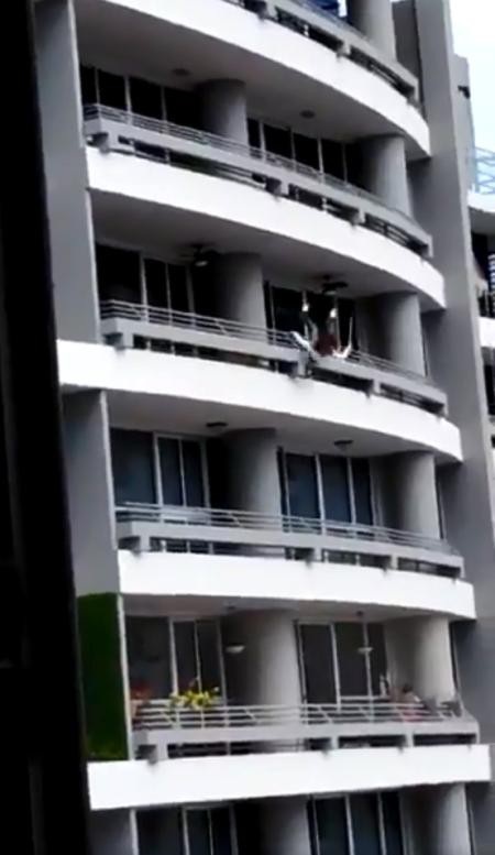 Ngồi trên ban công tầng 27 chụp ảnh tự sướng, bà mẹ chết tức tưởi - 3
Các nhà điều tra tin rằng người mẹ có thể đã bị thổi ngược bởi một cơn gió mạnh.