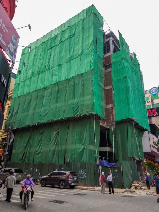 Ẩn họa treo lơ lửng quanh các công trình xây dựng ở Hà Nội - 8 
Gần đây nhất, chiều 11/10, một thanh sắt từ công trình đang xây dựng trên đường Trần Duy Hưng (Hà Nội) đã bất ngờ rơi xuống làm thủng kính chắn gió của ô tô 7 chỗ đỗ phía dưới, may mắn không ai bị thương.