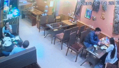 Hai khách nước ngoài bỏ chạy “quỵt tiền” ăn tại nhà hàng ở Sa Pa - 1 Sau khi dùng xong bữa tối, hai vị khách nước ngoài bỏ chạy ra khỏi nhà hàng