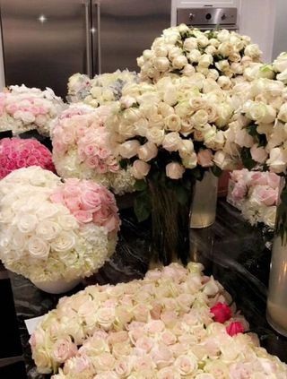 Bạn trai Kylie Jenner thể hiện sự lãng mạn bằng hàng trăm đóa hồng - 5
Kylie thường xuyên khoe hoa và quà bạn trai tặng trên trang cá nhân