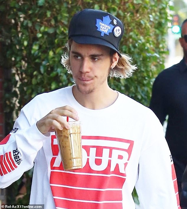 
Justin Bieber tái xuất sau tin đồn anh vẫn chưa quên được bạn gái cũ Selena Gomez

