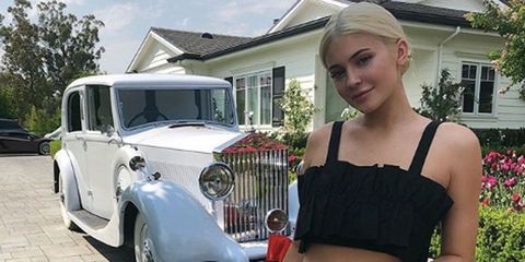 Bạn trai Kylie Jenner thể hiện sự lãng mạn bằng hàng trăm đóa hồng - 6
Travis Scott tặng Kylie Jenner một chiếc xe cổ trong sinh nhật lần thứ 21 của cô gần đây