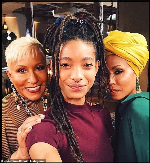 Tài tử Will Smith chia sẻ về thời điểm cuộc hôn nhân “chạm đáy” - 4
Hiện tại, Jada (áo xanh) đang thực hiện loạt chương trình trò chuyện trực tuyến “Red Table Talk” cùng với mẹ đẻ (tóc bạch kim) và cô con gái Willow (áo tím)