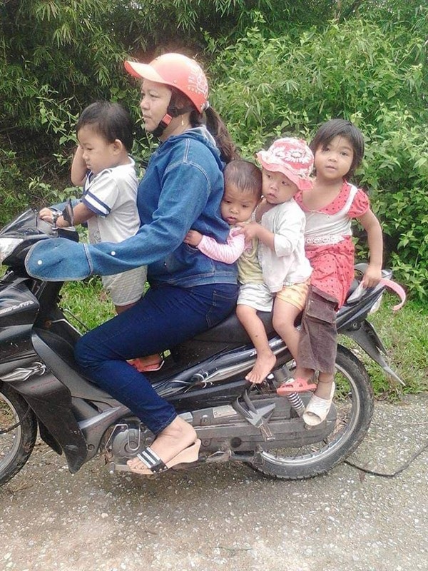 Cô giáo 20 năm cắm bản trồng người - 6 Ngày hơn chục chuyến đưa đón các em học sinh người Chứt, nhưng chi phí xăng xe ấy cô Hương trích từ trong đồng lương của mình.