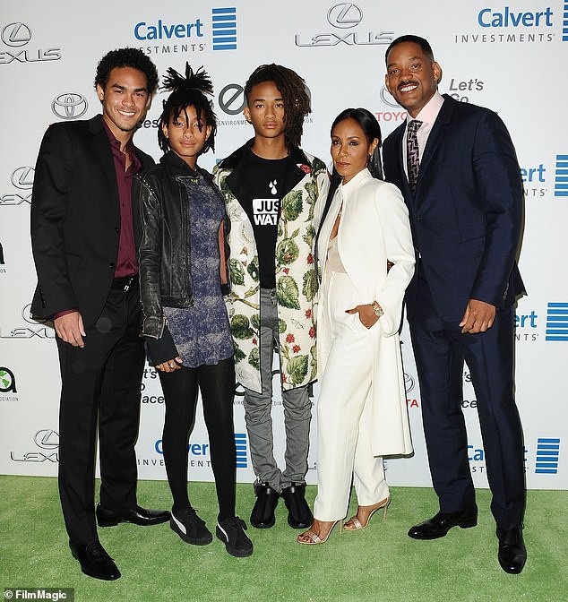 Tài tử Will Smith chia sẻ về thời điểm cuộc hôn nhân “chạm đáy” - 5
Gia đình nhỏ của Will Smith và Jada, trong ảnh còn có cậu con trai riêng của Will - Trey (ngoài cùng bên trái)