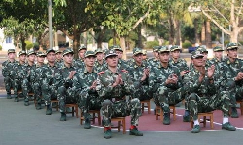 Cận cảnh cầu thủ trẻ Trung Quốc bị “ép” tập luyện như bộ đội - 1
Những cầu thủ trẻ Trung Quốc phải tập luyện như bộ đội