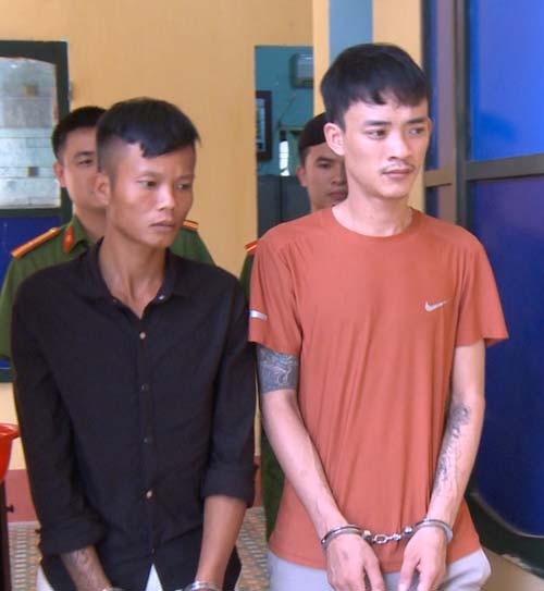 Giả vờ xin đi nhờ xe rồi cướp luôn - 1 Hai đối tượng cướp xe máy trên đường Hồ Chí Minh bị bắt giữ.