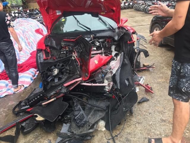 Siêu xe Ferrari của ca sĩ Tuấn Hưng gặp tai nạn, nát đầu - 1
Hình ảnh chiếc siêu xe của ca sĩ Tuấn Hưng gặp tai nạn trên cao tốc Hà Nội - Lào Cai. Phần đầu xe gần như hư hỏng hoàn toàn. (Ảnh: Otofun)