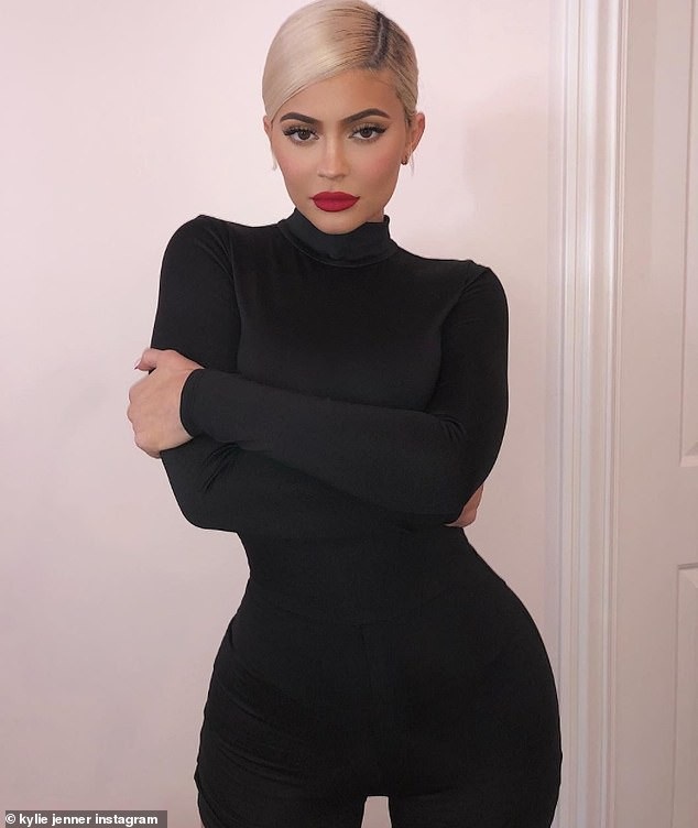 Bạn trai Kylie Jenner thể hiện sự lãng mạn bằng hàng trăm đóa hồng - 8
Em cô Kim lên chức mẹ khi chưa đầy 21 tuổi