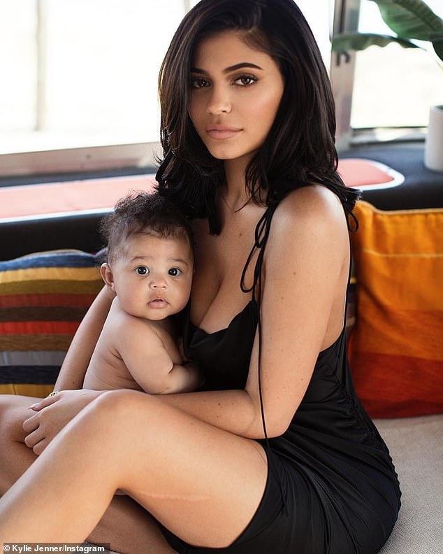 Bạn trai Kylie Jenner thể hiện sự lãng mạn bằng hàng trăm đóa hồng - 9
Cô chia sẻ con gái đầu lòng 8 tháng tuổi và cô đã nghĩ tới việc sớm sinh con thứ hai.