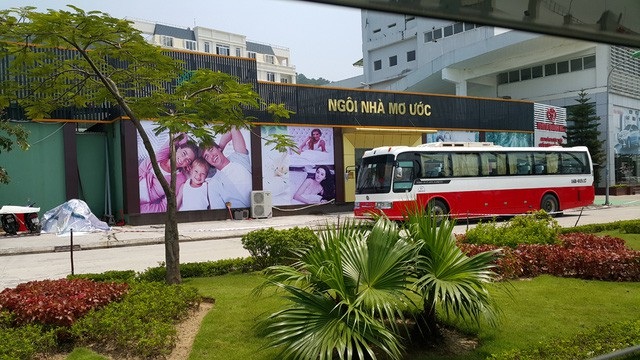 “Tour 0 đồng” gây bức xúc, Tổng cục Du lịch nói gì? - 1 Một trong những cửa hàng chỉ bán cho người Trung Quốc, nơi được coi là nguồn nuôi dưỡng tour 0 đồng tại TP Hạ Long. Ảnh: An Nhiên