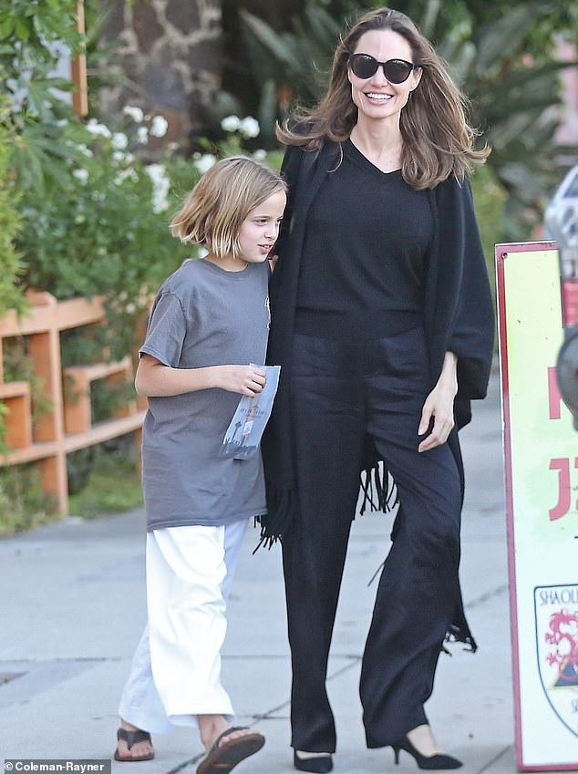 
Angelina Jolie đón con gái Vivienne về nhà sau buổi học võ karate
