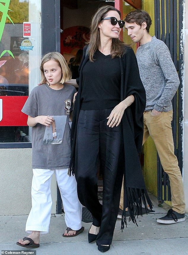 Angelina Jolie tươi tắn ra phố cùng con gái - 2
Cô nhóc 10 tuổi càng lớn càng giống mẹ