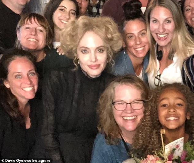 Angelina Jolie tươi tắn ra phố cùng con gái - 4
Nữ diễn viên người Mỹ vừa hoàn thành những cảnh quay cuối trong phim Come Away. Jolie khác lạ với mái tóc xù màu vàng