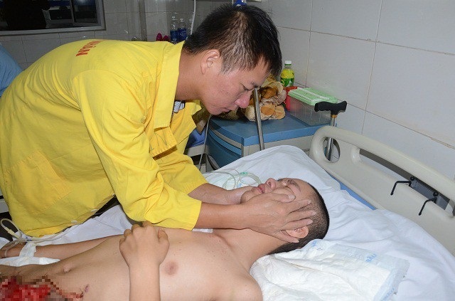 Gặp nạn trên đường đi học, tính mạng cậu bé 15 tuổi nguy kịch - 3 Với những tổn thương lớn, khiến cậu học trò đau đớn vô cùng.