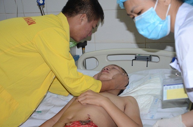 Gặp nạn trên đường đi học, tính mạng cậu bé 15 tuổi nguy kịch - 4 Mặc dù đã qua cơn nguy kịch, nhưng em còn phải trải qua nhiều cuộc phẫu thuật nữa, với chi phí vô cùng tốn kém.
