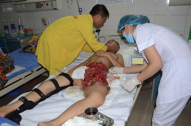 Gặp nạn trên đường đi học, tính mạng cậu bé 15 tuổi nguy kịch - 5 Gặp nạn trên đường đi học, tính mạng cậu bé 15 tuổi nguy kịch - 5