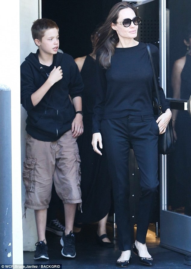 Angelina Jolie tươi tắn ra phố cùng con gái - 6
Angelina Jolie tranh thủ mọi thời gian rảnh rỗi để ở bên các con