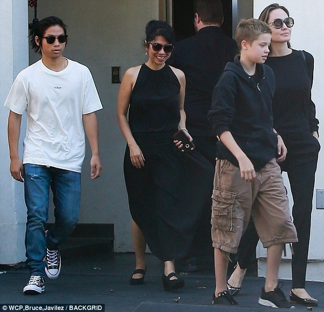 Angelina Jolie tươi tắn ra phố cùng con gái - 7
Trong ảnh, minh tinh 43 tuổi đưa 2 con Shiloh và Pax Thiên đi ăn sushi tại một nhà hàng hạng sang.