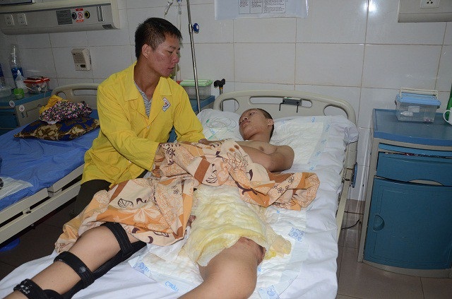 Gặp nạn trên đường đi học, tính mạng cậu bé 15 tuổi nguy kịch - 7 Con trai gặp nạn, người bố đã phải bán hết mọi thứ để cứu con.