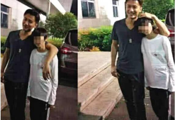 
Cậu con trai Lucas vui vẻ bên cha ruột.
