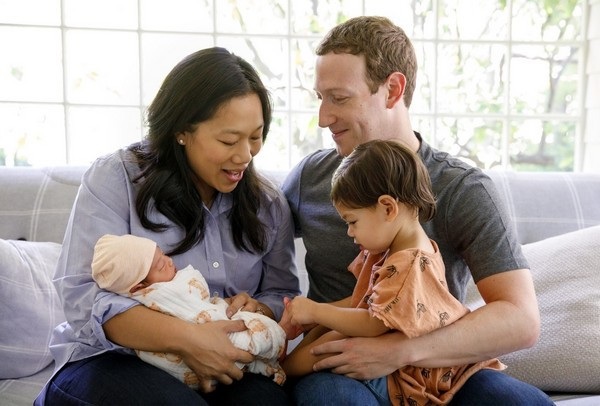 Vợ chồng ông chủ Facebook cùng hai cô con gái nhỏ