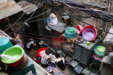 Hà Nội chốt thời gian tổng điều tra dân số, nhà ở - 1 Không gian sinh hoạt chật hẹp của hàng chục hộ dân trong phố cổ (ảnh Hữu Nghị)
