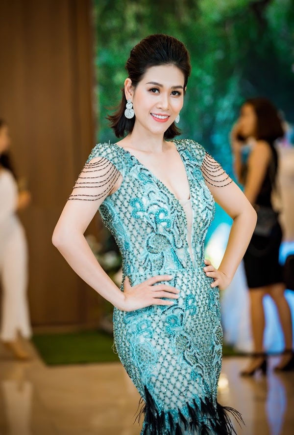 Hồ Ngọc Hà diện váy ngắn, cổ áo khoét sâu khoe đường cong nóng bỏng - 8 Xuất hiện tại Gala Văn hóa nghệ thuật công bố cuộc thi Ngôi sao Thương hiệu thẩm mỹ Việt Nam lần thứ nhất diễn ra đến hết 10/12 còn có người mẫu Ngọc Trinh.
