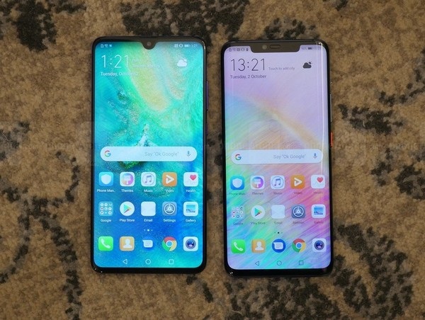 Huawei Mate 20 (trái) sở hữu “tai thỏ” dạng giọt nước, trong khi Mate 20 Pro sở hữu “tai thỏ” lớn hơn