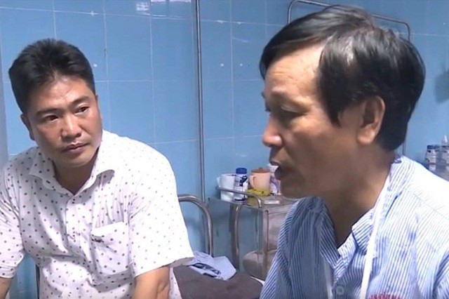 Đến giải quyết sai phạm, Phó Giám đốc lâm trường bị đánh trọng thương - 1 Ông Lê Văn Thuật - Phó Giám đốc Lâm trường Đồng Hới (bên phải) nhập viện vì bị hành hung.