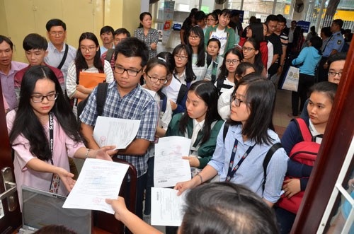 Loay hoay với phương án tuyển sinh ĐH - 1
Sinh viên nhập học Trường ĐH Kinh tế TP HCM. (Ảnh: Tấn Thạnh)