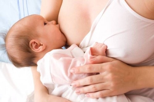 Nỗi lo của mẹ bầu mang tên viêm tuyến vú - 2
Viêm tuyến vú thường hay gặp ở các sản phụ lần đầu sinh con, chưa biết cách cho con bú khoa học