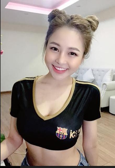 Dàn mỹ nhân Việt vẫn hết mình cổ vũ Barcelona và Messi - 2 Hotgirl Trâm Anh xinh đẹp mặc áo gắn logo tuyển Barca lên ngực áo để thể hiện tình yêu nhiệt thành với đội bóng xứ Catalunya.
