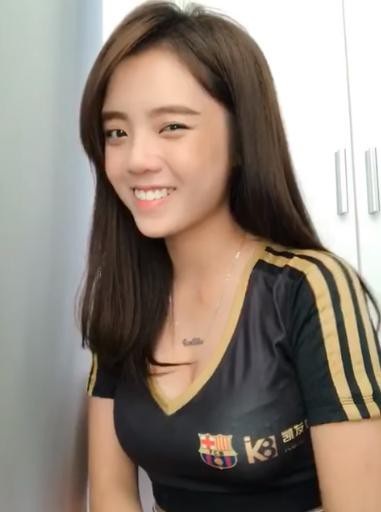 Dàn mỹ nhân Việt vẫn hết mình cổ vũ Barcelona và Messi - 3 Hotgirl Lâm Á Hân cũng diện áo cổ vũ nhiệt tình cho Barcelona.