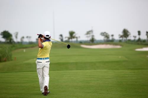 Đội tuyển Golf Việt Nam quyết tâm bảo vệ chức vô địch tại giải WAGC 2018 - 6 Cùng ngày, Đội tuyển Việt Nam đã có buổi tập luyện tại sân Vinpearl Golf Hải Phòng. Sân golf 36 hố nằm ở trung tâm của hòn đảo xinh đẹp Vũ Yên, cách Hà Nội 120 km. Được thiết kế bởi IMG Worldwide, Vinpearl Golf Hải Phòng sở hữu hai sân golf riêng biệt với 18 hố golf sân hồ và 18 hố golf sân đầm lầy. Các Gôn thủ tham dự vòng Chung kết WAGC 2018 nỗ lực tập luyện, chuẩn bị kỹ càng và quyết tâm giành được chức vô địch WAGC 2018.