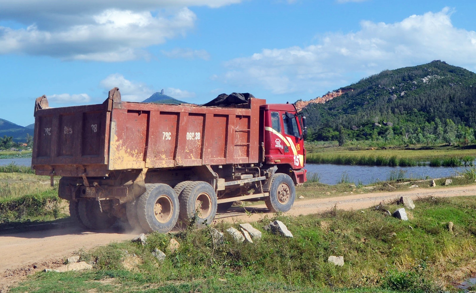 Phú Yên: Xe khai thác khoáng sản trái phép băm nát đường dân sinh! - Ảnh 1. Phú Yên: Xe khai thác khoáng sản trái phép băm nát đường dân sinh! - Ảnh 1.
