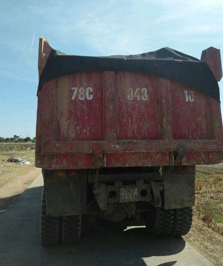 Phú Yên: Xe khai thác khoáng sản trái phép băm nát đường dân sinh! - Ảnh 2. Phú Yên: Xe khai thác khoáng sản trái phép băm nát đường dân sinh! - Ảnh 2.