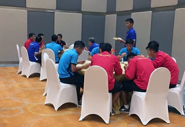 U19 Việt Nam gặp khó về đồ ăn, HLV Hoàng Anh Tuấn sắp chốt danh sách - 1
U19 Việt Nam gặp vấn đề về đồ ăn tại Indonesia