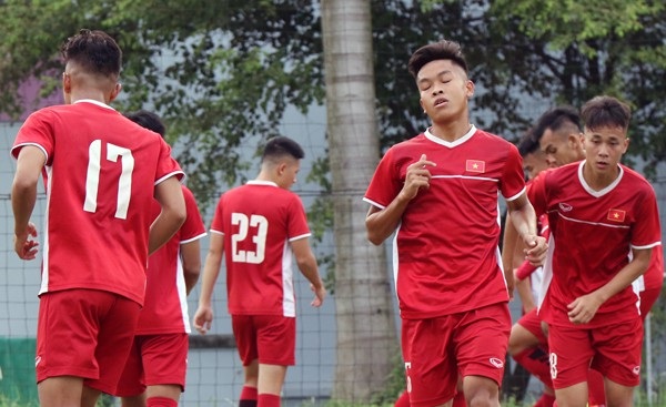 U19 Việt Nam gặp khó về đồ ăn, HLV Hoàng Anh Tuấn sắp chốt danh sách - 2
U19 Việt Nam sẽ phải loại 1 cầu thủ trước khi bước vào giải U19 châu Á