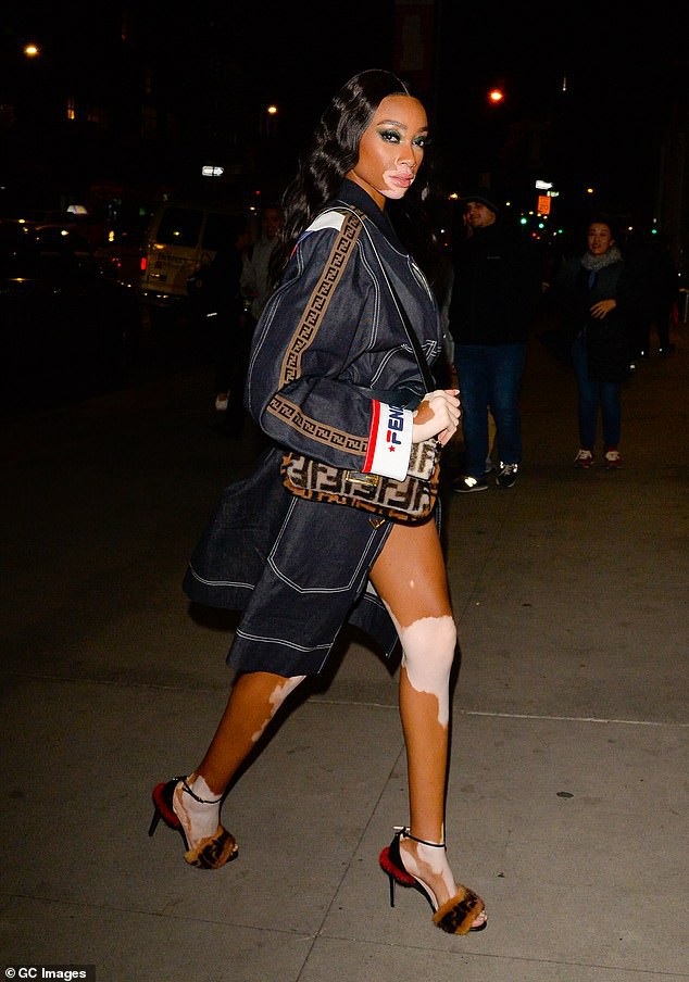 Winnie Harlow ăn vận quá gợi cảm - 3
Người đẹp sải bước quyến rũ trên phố