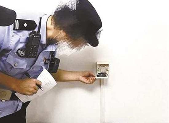 "Tá hỏa" khi phát hiện thấy camera quay lén gắn trong ổ cắm điện - 2 Cảnh sát phát hiện thấy camera quay lén gắn trong ổ cắm điện, nhưng không biết đã có từ bao lâu.