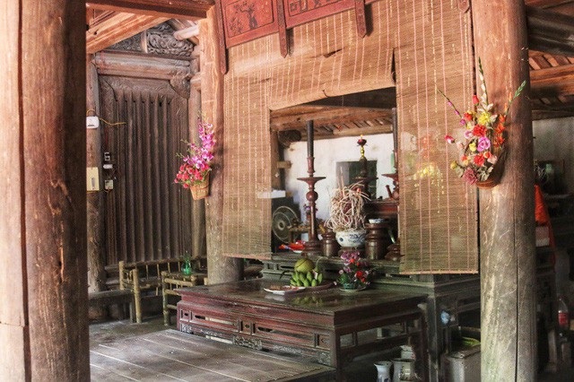 Ngôi làng toàn những căn nhà cổ trăm tuổi giá bạc tỷ ở Hà Nội - 8 Ngôi nhà được thiết kế 4 gian giữa và 2 gian buồng 2 bên, kiểu thiết kế đặc trưng của kiến trúc Bắc bộ xưa. Nhiều vật dụng cổ xưa quen thuộc trong sinh hoạt vẫn được gia đình ông Toàn lưu giữ.