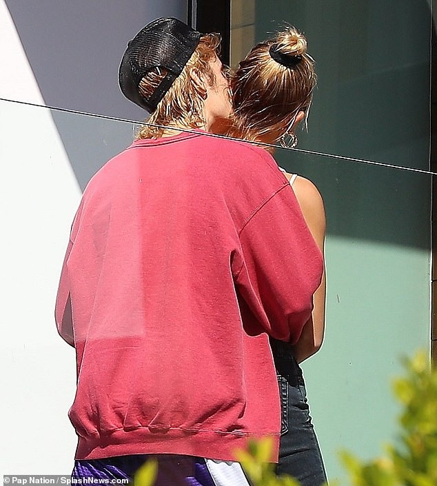 Justin Bieber tình tứ bên Hailey Baldwin - 3
Justin Bieber liên tục trao cho Hailey Baldwin những cử chỉ tình tứ