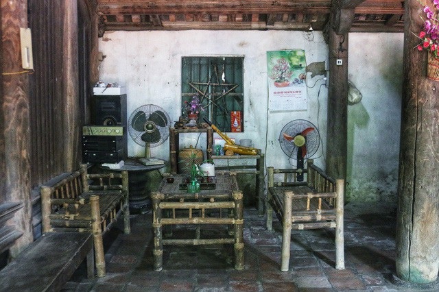 Ngôi làng toàn những căn nhà cổ trăm tuổi giá bạc tỷ ở Hà Nội - 9 Gia đình ông Toàn hiện nay có 3 thế hệ đang sống trong nhà cổ. Trong đó, vợ chồng ông với người con thứ 2 ở lán nhỏ, còn vợ chồng con trai cả và 2 đứa cháu ở trong căn nhà phụ thuộc nhà cổ.