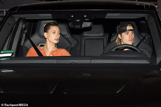 Justin Bieber tình tứ bên Hailey Baldwin - 5
Tối cùng ngày, cặp đôi cùng nhau tới nhà thờ