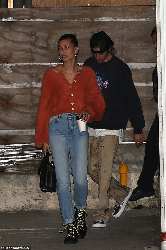 Justin Bieber tình tứ bên Hailey Baldwin - 6
Justin Bieber và Hailey Baldwin gắn với nhau như hình với bóng suốt 3 tháng qua