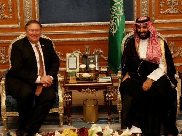 Mỹ: Saudi Arabia có 72 giờ để hoàn tất điều tra vụ nhà báo mất tích - 1
Ngoại trưởng Mỹ Mike Pompeo và Thái tử Saudi Arabia Mohammed bin Salman trong cuộc gặp ngày 16/10. (Nguồn: Reuters)
